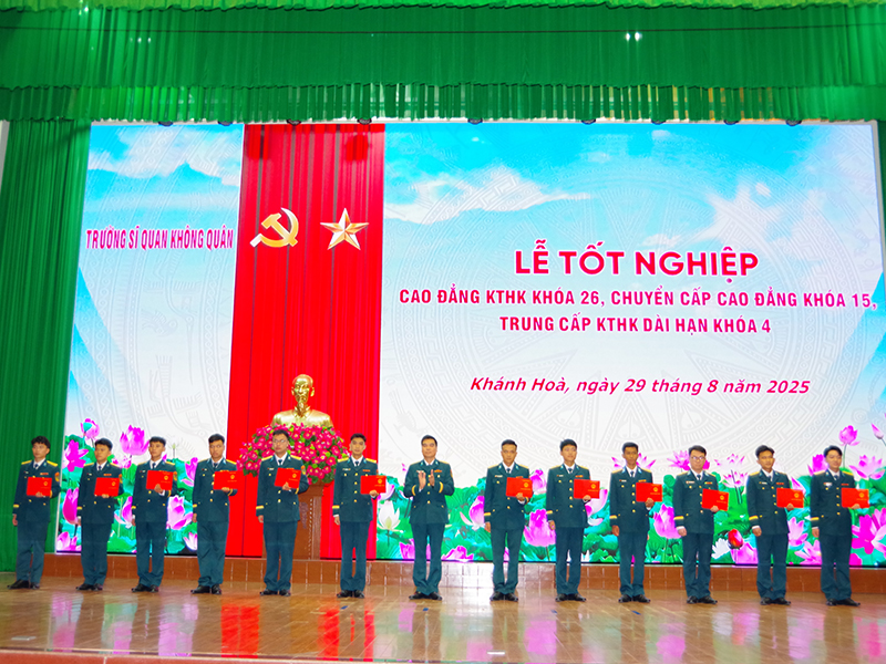 Trường Sĩ quan Không quân tổ chức Lễ tốt nghiệp các khóa đào tạo nhân viên chuyên môn kỹ thuật hàng không