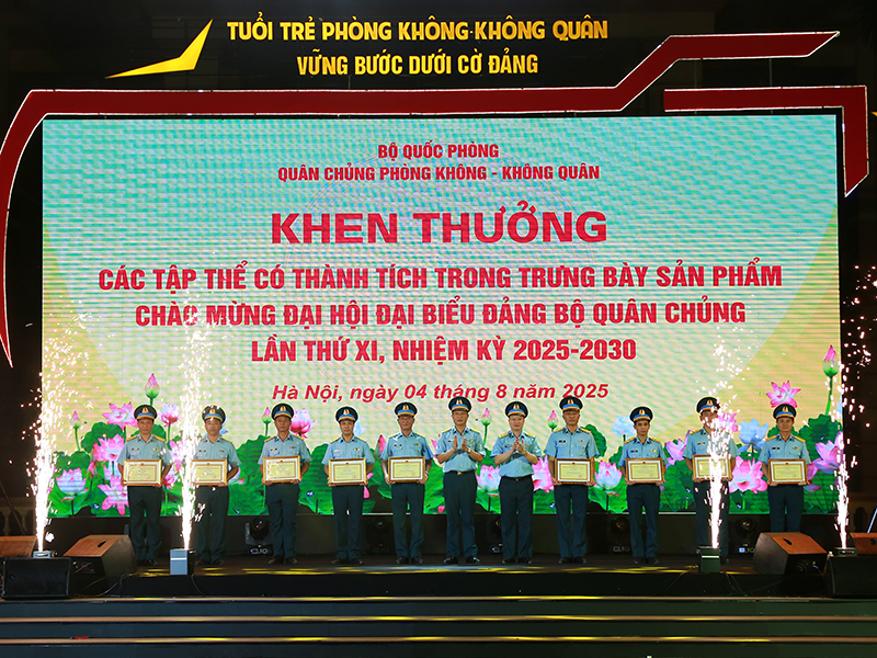 Chương trình Dạ hội thanh niên “Tuổi trẻ Quân chủng PK-KQ vững bước dưới cờ Đảng” thành công tốt đẹp