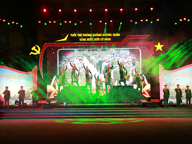 Chương trình Dạ hội thanh niên “Tuổi trẻ Quân chủng PK-KQ vững bước dưới cờ Đảng” thành công tốt đẹp