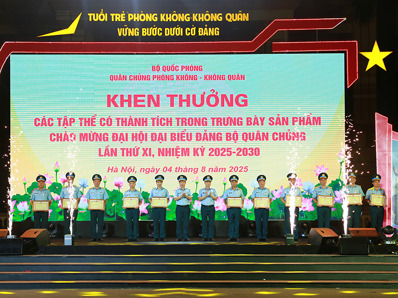 Chương trình Dạ hội thanh niên “Tuổi trẻ Quân chủng PK-KQ vững bước dưới cờ Đảng” thành công tốt đẹp