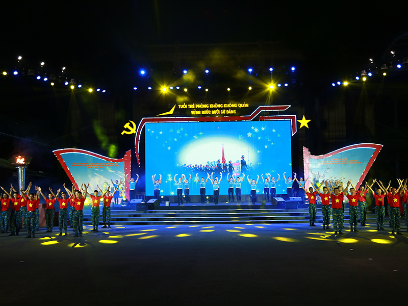Chương trình Dạ hội thanh niên “Tuổi trẻ Quân chủng PK-KQ vững bước dưới cờ Đảng” thành công tốt đẹp