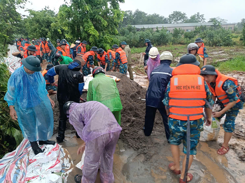 Học viện Phòng không -Không quân sát cánh cùng nhân dân khắc phục hậu quả bão số 5 (Kajiki)