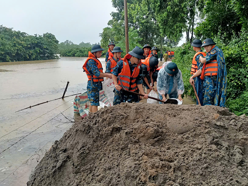 Học viện Phòng không -Không quân sát cánh cùng nhân dân khắc phục hậu quả bão số 5 (Kajiki)