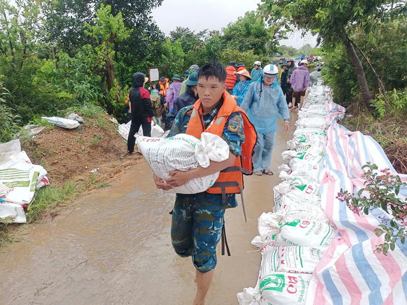 Học viện Phòng không -Không quân sát cánh cùng nhân dân khắc phục hậu quả bão số 5 (Kajiki)