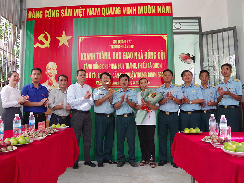 Trung đoàn 591 bàn giao “Nhà đồng đội” tặng các gia đình quân nhân có hoàn cảnh khó khăn