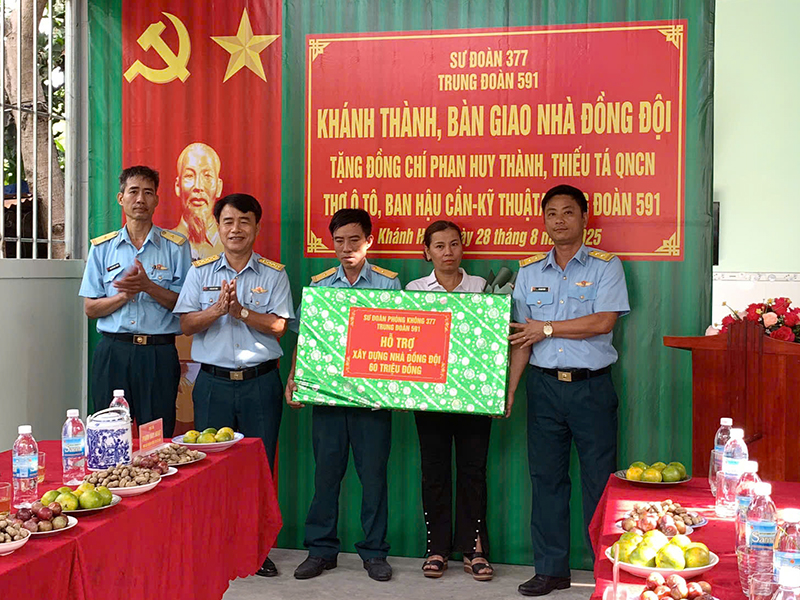 Trung đoàn 591 bàn giao “Nhà đồng đội” tặng các gia đình quân nhân có hoàn cảnh khó khăn