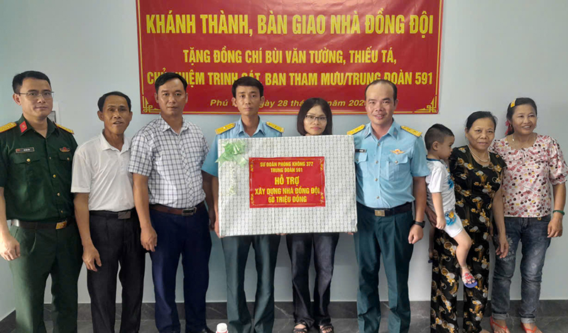 Trung đoàn 591 bàn giao “Nhà đồng đội” tặng các gia đình quân nhân có hoàn cảnh khó khăn
