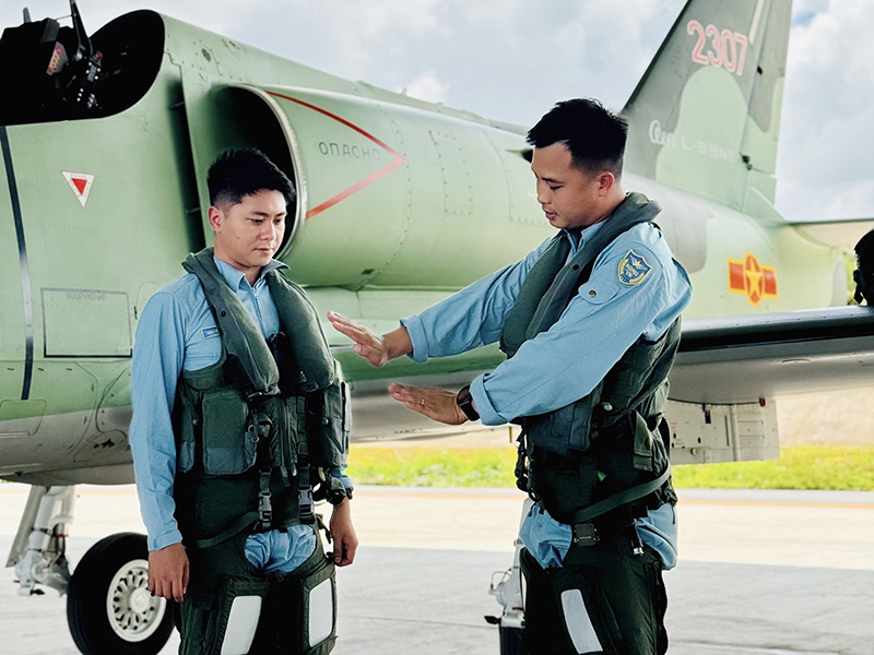 Chàng phi công không cấp trong đội hình bay chào mừng A80