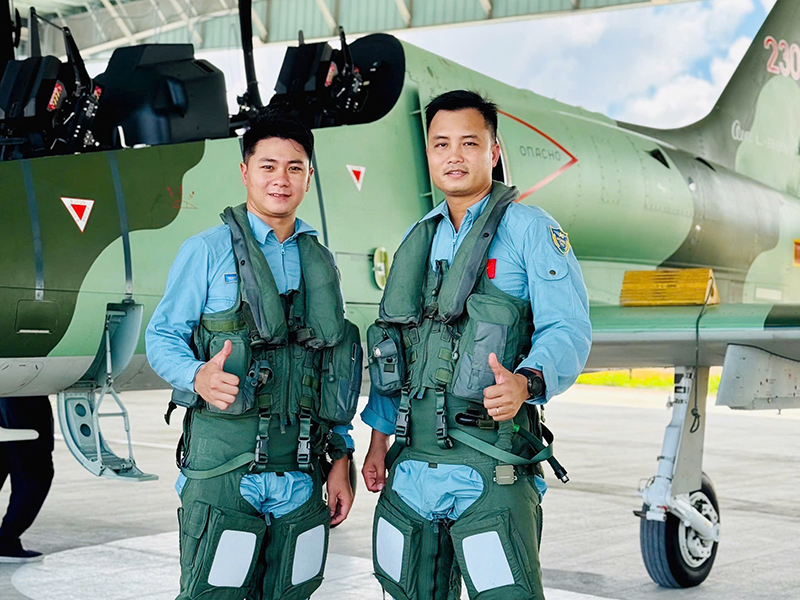 Chàng phi công không cấp trong đội hình bay chào mừng A80