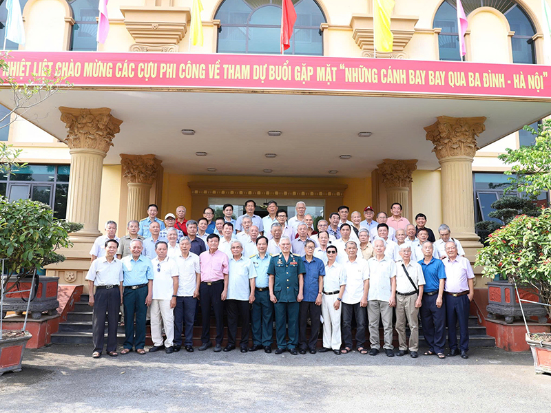 Gặp mặt cựu phi công đã làm nhiệm vụ duyệt binh bay qua Ba Đình, TP Hà Nội