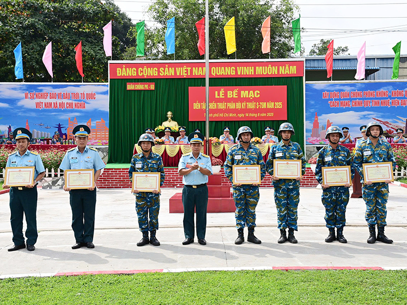 Quân chủng Phòng không - Không quân Bế mạc Diễn tập chiến thuật phân đội kỹ thuật tên lửa Phòng không S-75M năm 2025