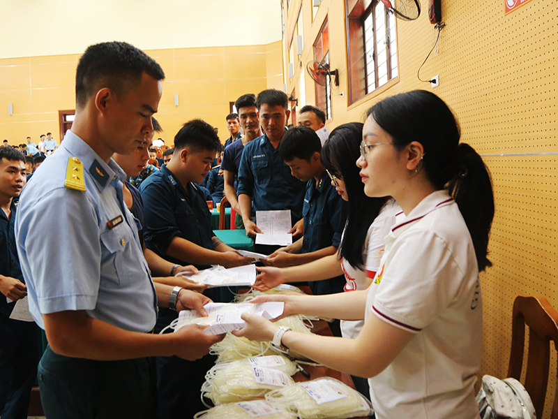 Trường Cao đẳng Kỹ thuật Phòng không - Không quân tổ chức Ngày hội hiến máu tình nguyện năm 2025