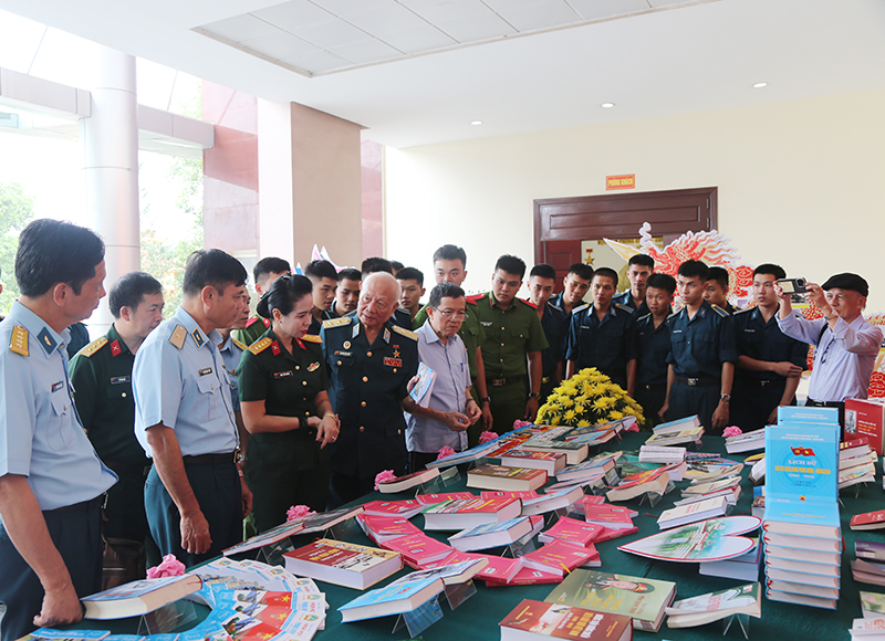 Giao lưu, tọa đàm với chủ đề “Phất cao cờ hồng tháng Tám - Canh giữ bầu trời bình yên”