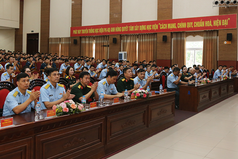 Giao lưu, tọa đàm với chủ đề “Phất cao cờ hồng tháng Tám - Canh giữ bầu trời bình yên”