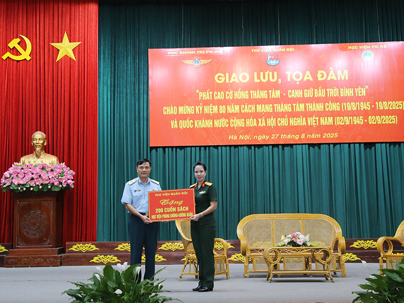 Giao lưu, tọa đàm với chủ đề “Phất cao cờ hồng tháng Tám - Canh giữ bầu trời bình yên”