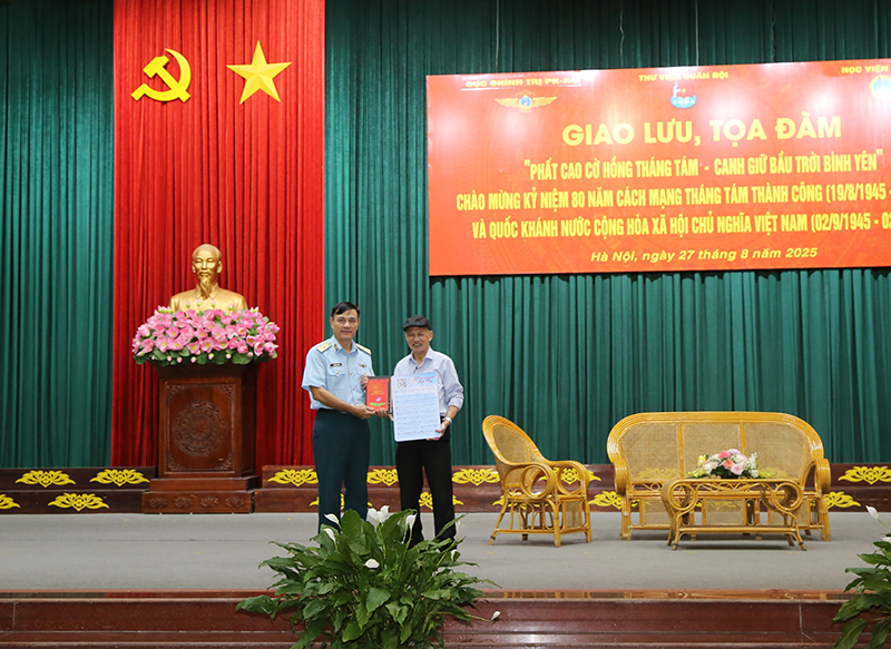 Giao lưu, tọa đàm với chủ đề “Phất cao cờ hồng tháng Tám - Canh giữ bầu trời bình yên”