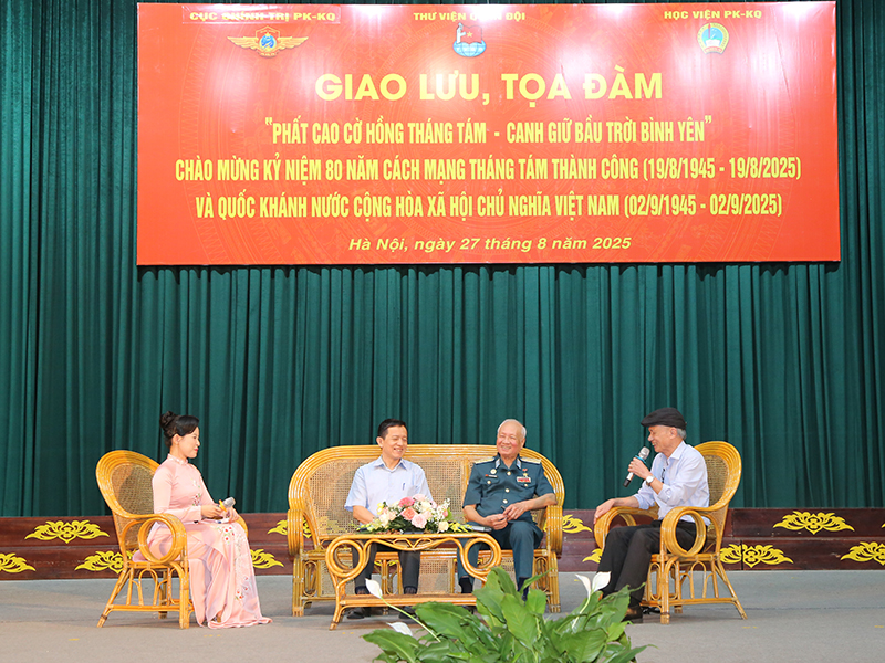 Giao lưu, tọa đàm với chủ đề “Phất cao cờ hồng tháng Tám - Canh giữ bầu trời bình yên”