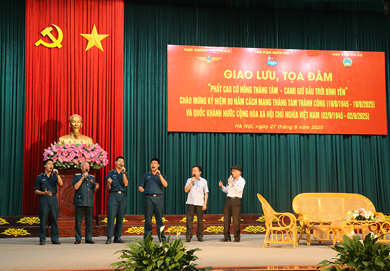 Giao lưu, tọa đàm với chủ đề “Phất cao cờ hồng tháng Tám - Canh giữ bầu trời bình yên”