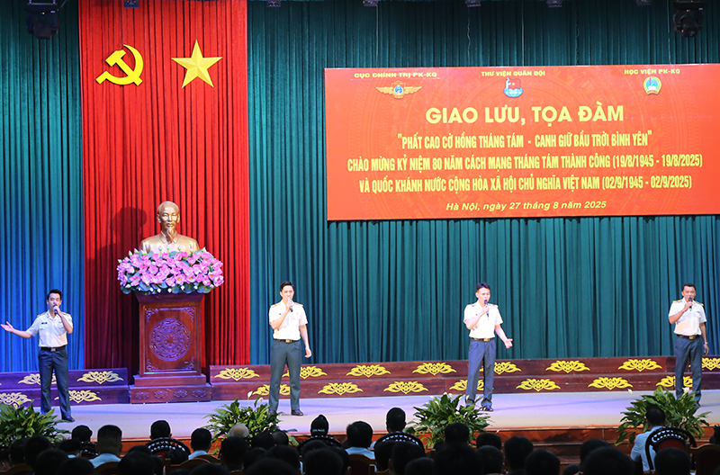 Giao lưu, tọa đàm với chủ đề “Phất cao cờ hồng tháng Tám - Canh giữ bầu trời bình yên”