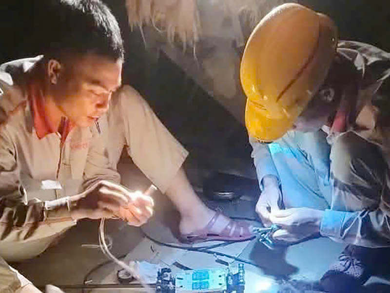 Người Viettel trắng đêm khắc phục sự cố, giữ thông tin liên lạc cho khách hàng