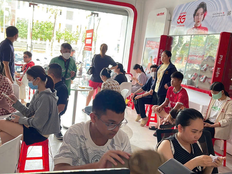 Người Viettel trắng đêm khắc phục sự cố, giữ thông tin liên lạc cho khách hàng