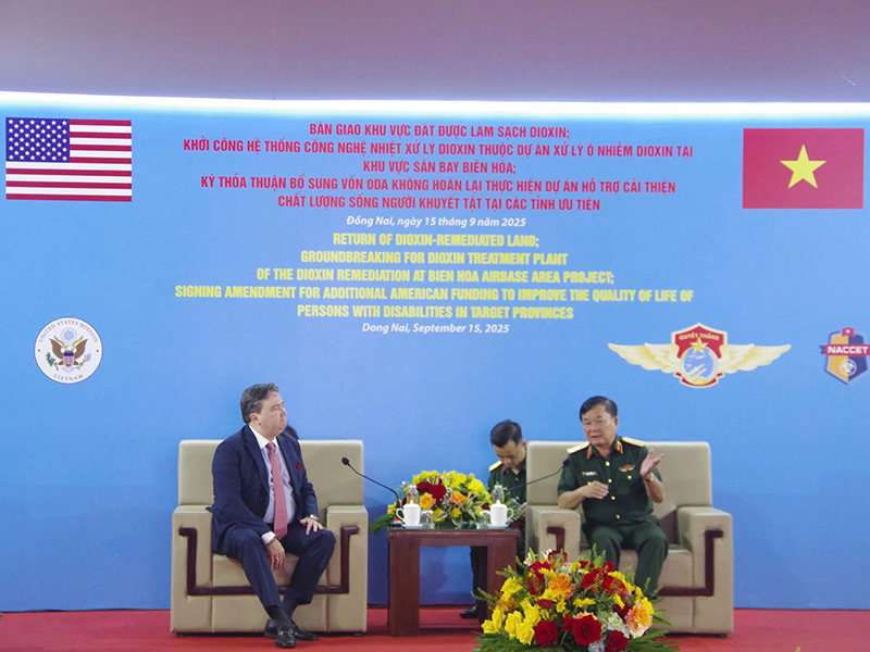 Bàn giao mặt bằng đất sạch và khởi công, ký kết nhiều dự án công nghệ hỗ trợ xử lý dioxin tại khu vực sân bay Biên Hòa