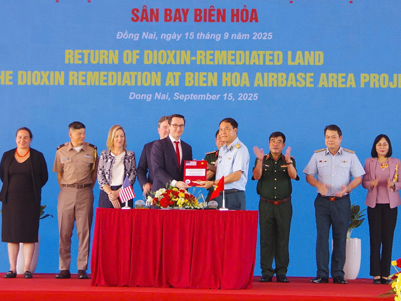 Bàn giao mặt bằng đất sạch và khởi công, ký kết nhiều dự án công nghệ hỗ trợ xử lý dioxin tại khu vực sân bay Biên Hòa