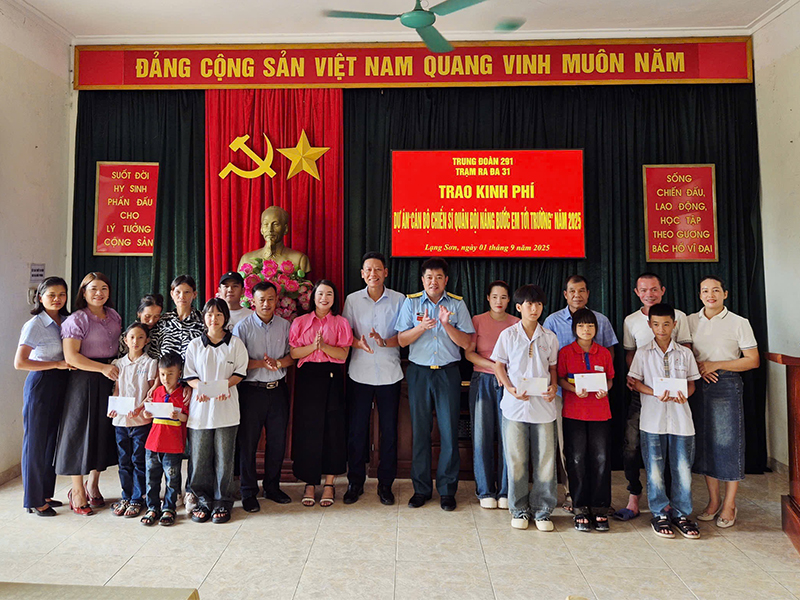 Trung đoàn Ra đa 291 trao kinh phí hỗ trợ các học sinh có hoàn cảnh khó khăn trên địa bàn tỉnh Lạng Sơn