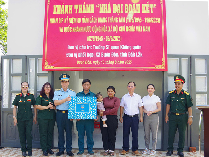 Những ngôi nhà ấm tình quân dân