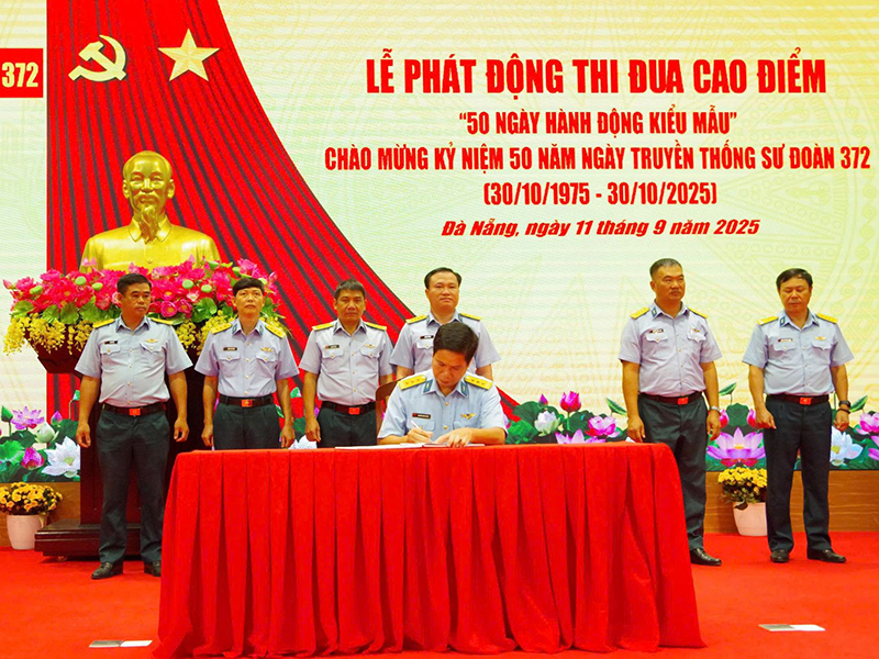 Sư đoàn 372 tổ chức Lễ phát động thi đua cao điểm 