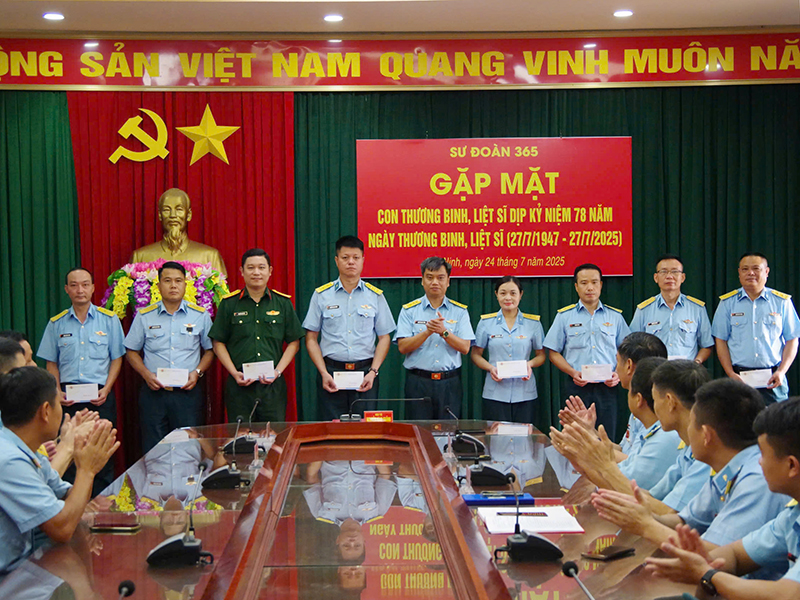 Sư đoàn 365 tổ chức gặp mặt, tặng quà thân nhân thương binh, liệt sĩ đang công tác tại đơn vị