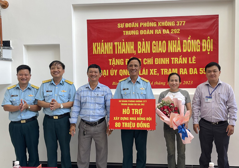 Trung đoàn 292 bàn giao “Nhà đồng đội” tặng Đại úy QNCN Đinh Trần Lê