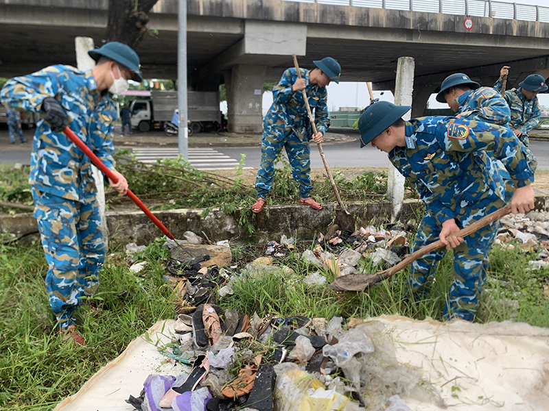 Trung đoàn 290 tham gia tổng vệ sinh môi trường, củng cố cảnh quan đô thị