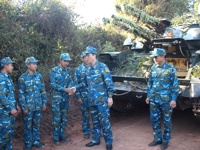 Thiếu tướng Bùi Đức Hiền - Phó Tư lệnh Quân chủng PK-KQ kiểm tra công tác chuẩn bị tham gia Diễn tập “ĐT-23” của các đơn vị trong Quân chủng