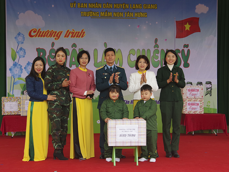 Sư đoàn 365 phối hợp với Trường Mầm non Tân Hưng, huyện Lạng Giang, tỉnh Bắc Giang tổ chức hoạt động trải nghiệm