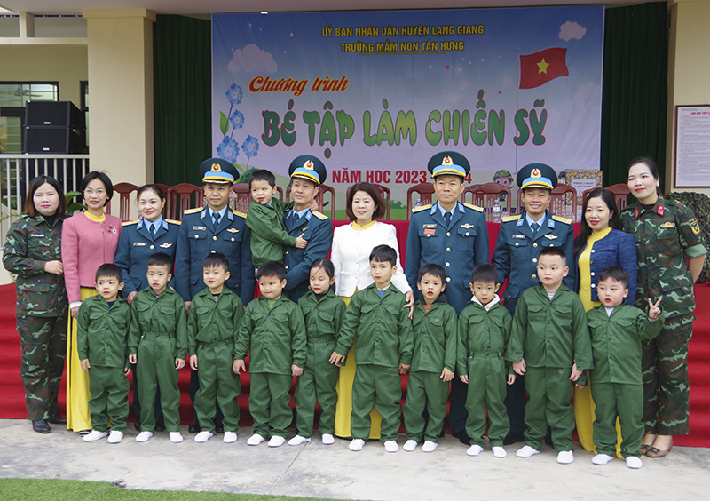 Sư đoàn 365 phối hợp với Trường Mầm non Tân Hưng, huyện Lạng Giang, tỉnh Bắc Giang tổ chức hoạt động trải nghiệm