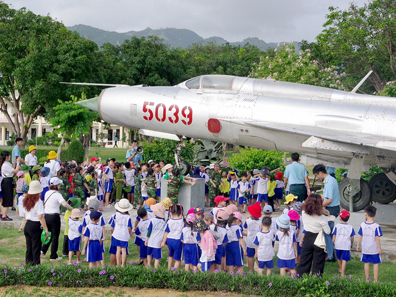 Trường Mầm non Cam Phúc Bắc, TP Cam Ranh, tỉnh Khánh Hòa tham quan, trải nghiệm thực tế tại Sư đoàn 377