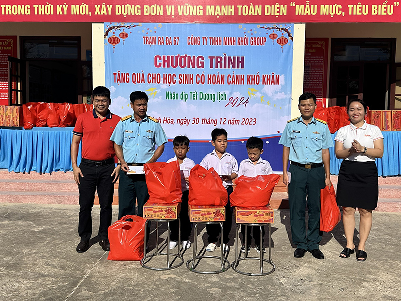 Trạm Ra đa 67, Trung đoàn 292 phối hợp tổ chức Chương trình tặng quà cho học sinh có hoàn cảnh khó khăn dịp Tết Dương lịch 2024