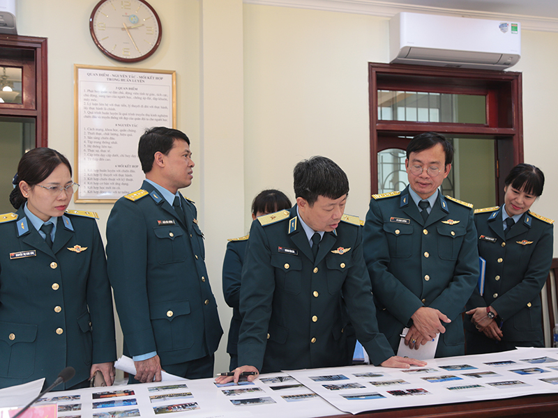Cục Chính trị thẩm định nội dung triển lãm kỷ niệm 65 năm Ngày truyền thống Bộ đội Ra đa