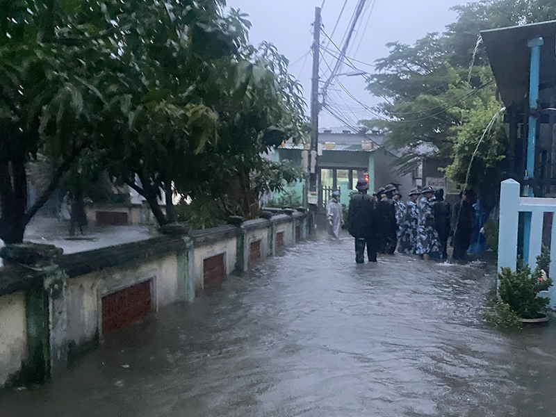 Sư đoàn 375 khẩn trương giúp nhân dân trong mưa lũ ở Đà Nẵng