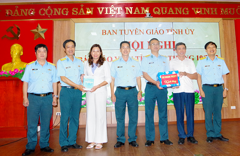 Sư đoàn 377 đẩy mạnh tuyên truyền 60 năm truyền thống Quân chủng Phòng không - Không quân và truyền thống đơn vị trên địa bàn tỉnh Khánh Hòa