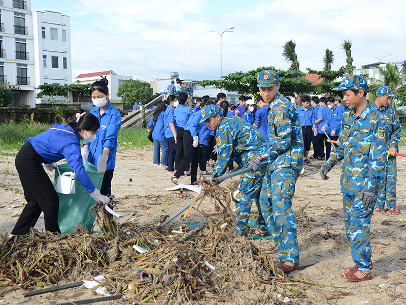 Trung đoàn 282 phối hợp với các lực lượng TP Đà Nẵng ra quân dọn vệ sinh bờ biển