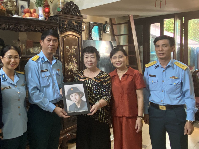 Quân chủng Phòng không - Không quân trao tặng di ảnh phục dựng cho gia đình Liệt sĩ Vũ Đình Văn