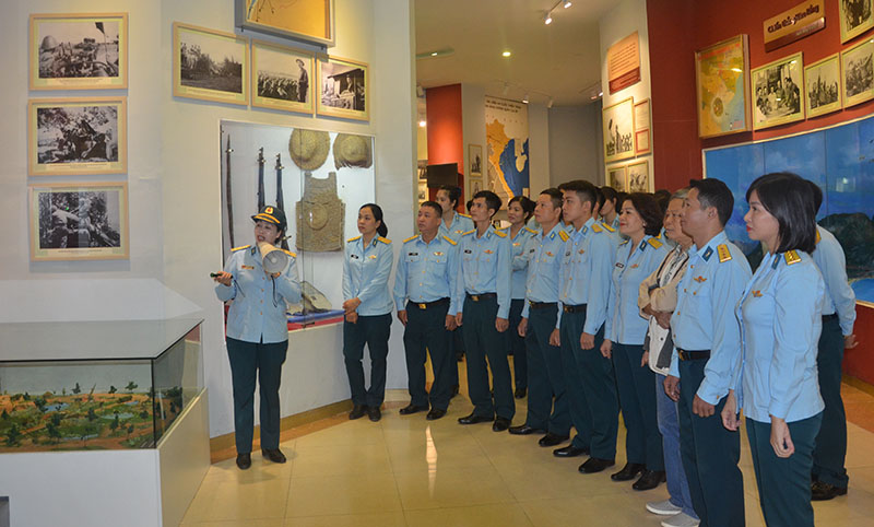 Cục Chính trị Quân chủng PK-KQ tổ chức thăm quan Bảo tàng PK-KQ