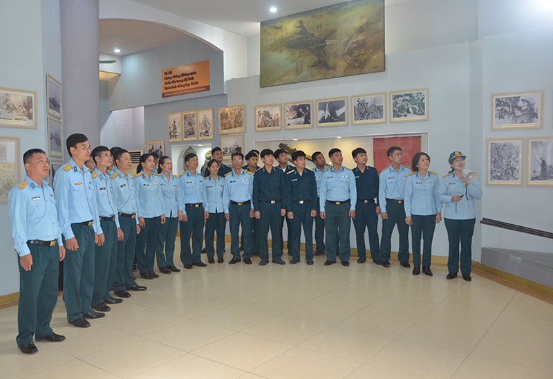 Cục Chính trị Quân chủng PK-KQ tổ chức thăm quan Bảo tàng PK-KQ