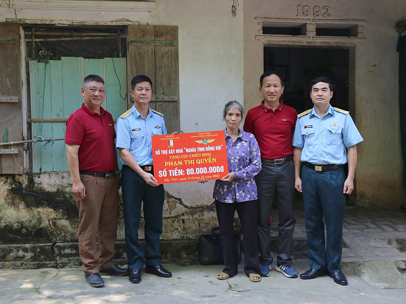 Quân chủng PK-KQ và Đại học Bách khoa Hà Nội trao tiền hỗ trợ xây nhà “Nghĩa tình đồng đội” cho các gia đình cựu chiến binh tỉnh Lạng Sơn