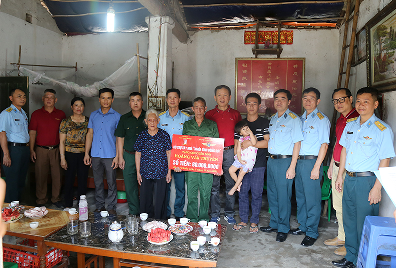 Quân chủng PK-KQ và Đại học Bách khoa Hà Nội trao tiền hỗ trợ xây nhà “Nghĩa tình đồng đội” cho các gia đình cựu chiến binh tỉnh Lạng Sơn