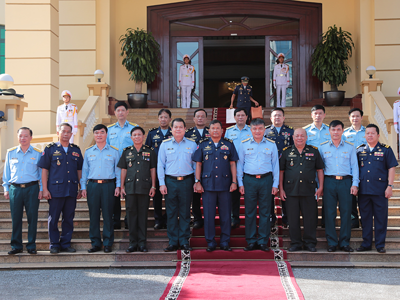 Đoàn Tư lệnh Không quân Hoàng gia Campuchia thăm và làm việc tại Quân chủng Phòng không - Không quân