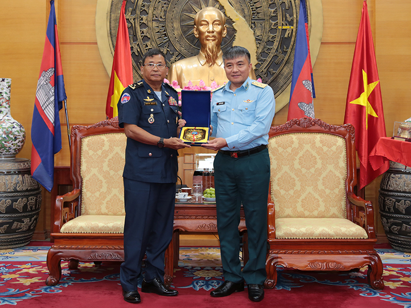 Đoàn Tư lệnh Không quân Hoàng gia Campuchia thăm và làm việc tại Quân chủng Phòng không - Không quân