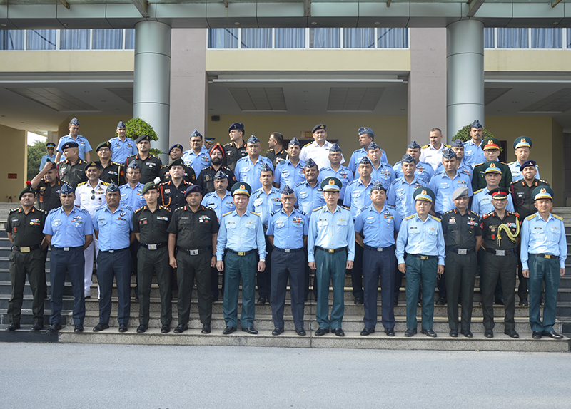 Đoàn cán bộ, học viên Đại học Chiến tranh Không quân Ấn Độ thăm và làm việc tại Học viện Phòng không-Không quân